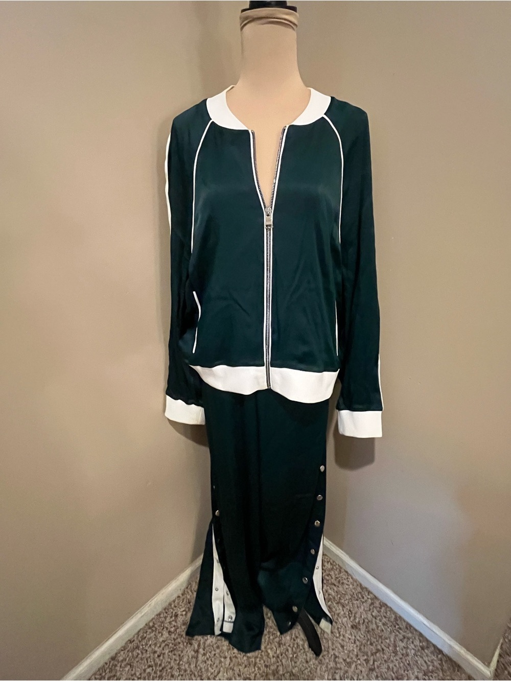 Good American Green Warm Up Set, White Ribbed Trim, Snap side pant, size 5 (2XL)